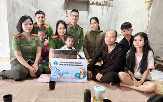 Các nữ chiến sĩ công an nhận đỡ đầu con của người mẹ trẻ tử vong do lũ cuốn.