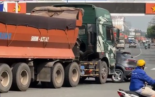 Xe bồn đẩy ô tô biển vàng ngay vòng xoay trên Quốc lộ 13