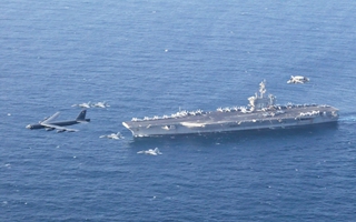 Mỹ nổ súng khi tàu Iran áp sát tàu sân bay USS Abraham Lincoln