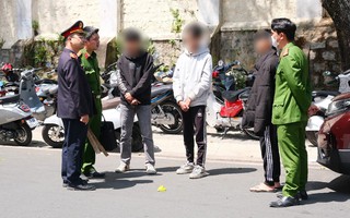 Đà Lạt: Học sinh dùng hung khí truy đuổi nhau trước cổng trường