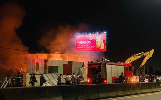 Hàng chục chiến sĩ cảnh sát khống chế đám cháy bãi phế liệu sát Quốc lộ 1