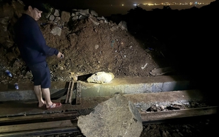 Đá lại rơi, đường sắt qua đèo Hải Vân tạm ách tắc