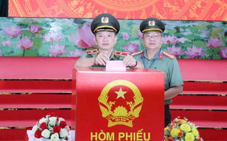 Các cán bộ, chiến sĩ trên cả nước đi bầu cử sớm