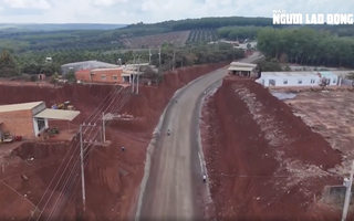 Vụ nhà dân cheo leo bên mép vực: Đồng Nai yêu cầu chủ đầu tư xin lỗi dân công khai