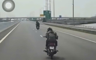 Công an làm việc với 6 thiếu niên đi xe máy nô đùa trên cao tốc