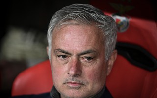 HLV Mourinho bị cấm chỉ đạo 2 trận sau sự cố ở đại chiến Benfica