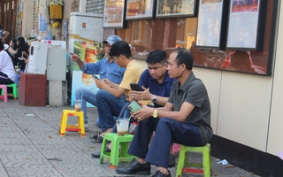 Cà phê vỉa hè - “phòng khách” của nhiều người ở TPHCM