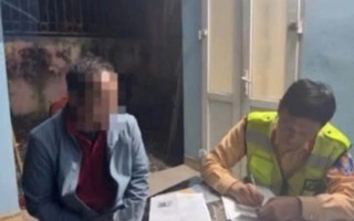 Đã chạy vào làn ngược chiều trên cao tốc, xe khách còn chèn ép xe đi đúng chiều