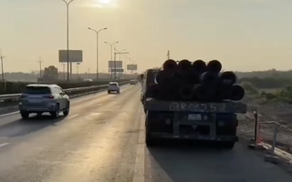 Nhiều người đỗ ô tô trái quy định trên đường cao tốc bị phạt nặng