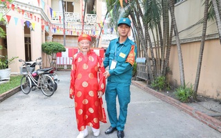 Xúc động nhà nghiên cứu Nguyễn Đình Tư 106 tuổi trong áo dài đỏ đi bầu cử