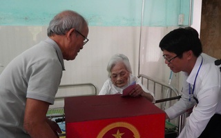 Cụ bà 116 tuổi ở Đà Nẵng tự tay bỏ phiếu bầu cử tại nhà
