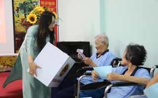 Thùng phiếu lưu động giúp người yếu thế thực hiện quyền bầu cử