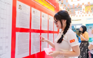 VIDEO: Cử tri trẻ háo hức khi đi bầu cử