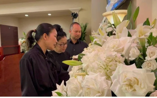 Ca sĩ Bích Phương khóc ngất trước linh cữu Kasim Hoàng Vũ