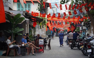 Sáng tinh mơ, hương cà phê lan tỏa khắp góc phố