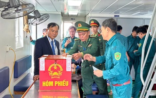 CLIP: Vượt sóng lớn, đưa hòm phiếu đến với cử tri vãng lai làm nhiệm vụ trên biển