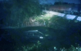 Băng qua đường sắt, xe ô tô bị tàu hỏa tông văng xuống mương nước