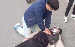 Bác sĩ ép tim cứu sống thanh niên ngừng tuần hoàn trên phố