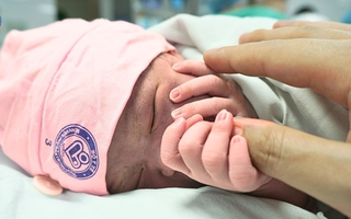 Đề xuất hỗ trợ tiền cho phụ nữ sinh 2 con trước 35 tuổi