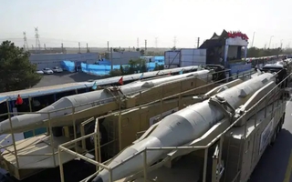 Iran lần đầu tiên phóng “tên lửa khiêu vũ” tấn công Mỹ - Israel