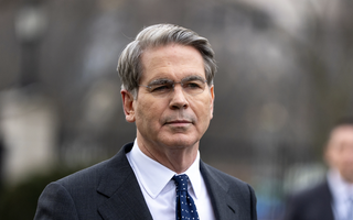 Bộ trưởng Mỹ nói Mỹ “cho phép” tàu dầu Iran qua eo biển Hormuz