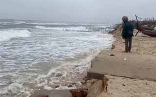 Khẩn trương ứng phó sạt lở bờ biển