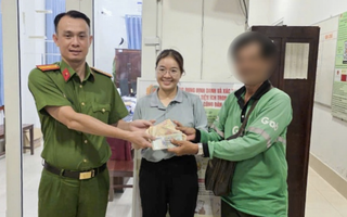 Công an Cần Thơ trao trả 131 triệu đồng cho người phụ nữ đánh rơi