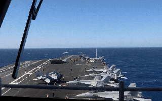 VIDEO: CENTCOM hé lộ hậu trường vận hành bay trên tàu sân bay Mỹ