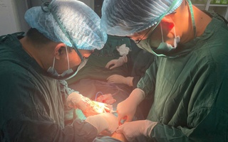 Cấp cứu thành công sản phụ bị u nang buồng trứng biến chứng xoắn hoại tử