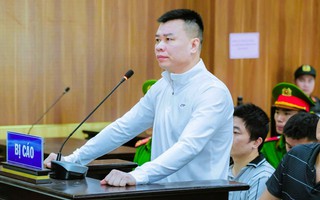 Thu "vệ sĩ" mặc áo thun trắng đến tòa trong vụ án sản xuất, buôn bán khí cười N2O