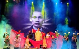 Nghệ sĩ Minh Hải, háo hức tái diễn vở "Nợ nước non", hóa thân nhân vật Bác Hồ trên sân khấu