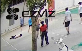 VIDEO: Đang đánh bóng chuyền, người đàn ông gục xuống sân nằm bất động