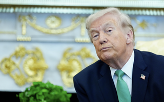 Mỹ trút bom xuyên phá xuống gần eo biển Hormuz, ông Donald Trump nói "chưa rút quân"