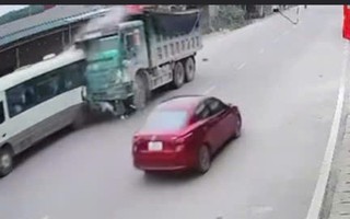VIDEO: Xe ben tông xe 29 chỗ đưa đón học sinh, đẩy đi hàng chục mét