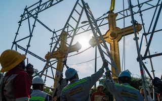 VIDEO: Cận cảnh thánh giá nặng 400kg trên đỉnh Nhà thờ Đức Bà