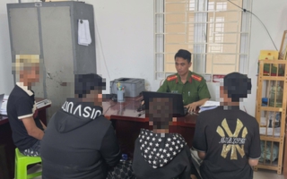 Bất ngờ nhóm thanh thiếu niên trộm 2 xe máy rồi tới công an khai báo sự việc 