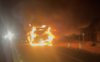 CLIP: Xe khách giường nằm chở 46 người nổ lốp, cháy ngùn ngụt trong đêm