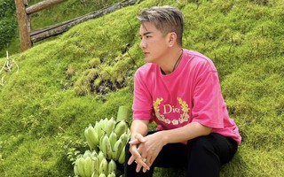 Đàm Vĩnh Hưng được nam ca sĩ vuốt má, vui đến muốn nhảy cẫng lên