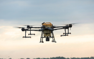 Drone bay lạc: Nguy cơ treo trên đầu máy bay