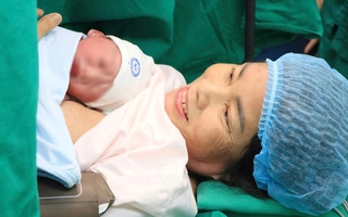 Sản phụ 60 tuổi sinh con trai 2,8 kg