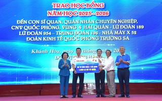 Trao 145 suất học bổng Vừ A Dính và 2.000 lá cờ đến Vùng 4 Hải quân