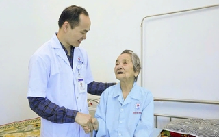 Phẫu thuật lấy lại ánh sáng cho cụ bà 104 tuổi