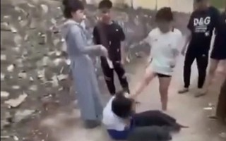 Một thiếu nữ mặc áo học sinh bị đánh hội đồng đến bất tỉnh