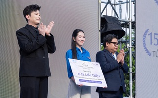 Trích tiền thưởng hơn 700 triệu đồng, nữ sinh viên mua xe máy điện tặng bạn