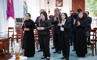 Lãnh đạo TPHCM viếng Đức Hồng y Gioan Baotixita Phạm Minh Mẫn