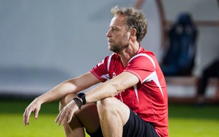 Cựu HLV tuyển Thái Lan tiếp tục chê bai nghiệp vụ trọng tài V-League