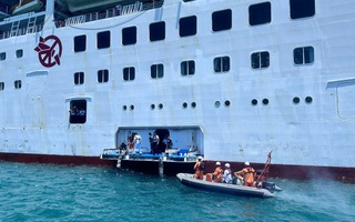 Khẩn cấp ứng cứu 2 du khách Nhật Bản trên tàu du lịch