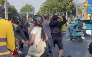 Hai người đàn ông xô xát giữa đường ở TPHCM khiến nhiều người khiếp vía
