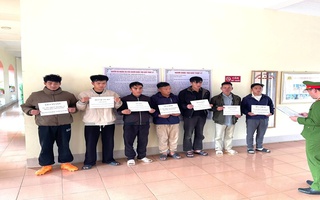 Giáo viên tiểu học tham gia đường dây mua bán 5 khẩu súng, 1.069 viên đạn