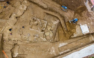 Xây ký túc xá, lộ ra 3 ngôi mộ cổ chứa “vật thể lạ”